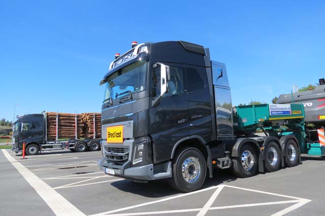 Pudimos probar el Volvo FH16 en versión 8X4 como tren de carretera de 80 toneladas y como tractora de especiales con más de 90T.